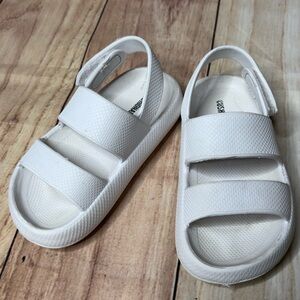 CUSHIONAIRE Open Toe Thick Sole Cushioned Sandals White Velcro Girls Sz 11